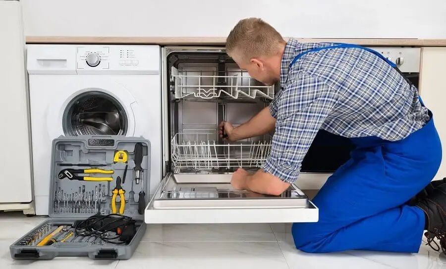 Söğütlü Hoover servisi teknisyen ekibi beyaz eşya tamiri yaparken